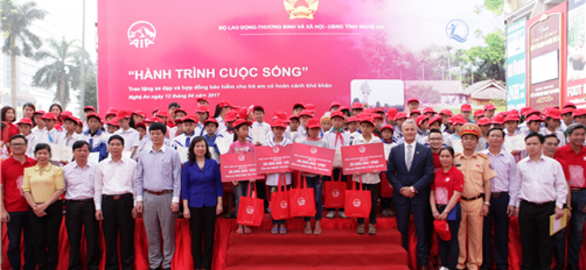 AIA Việt Nam – Lần thứ 4 mang Hành trình cuộc sống đến với trẻ em khó khăn tỉnh Nghệ An